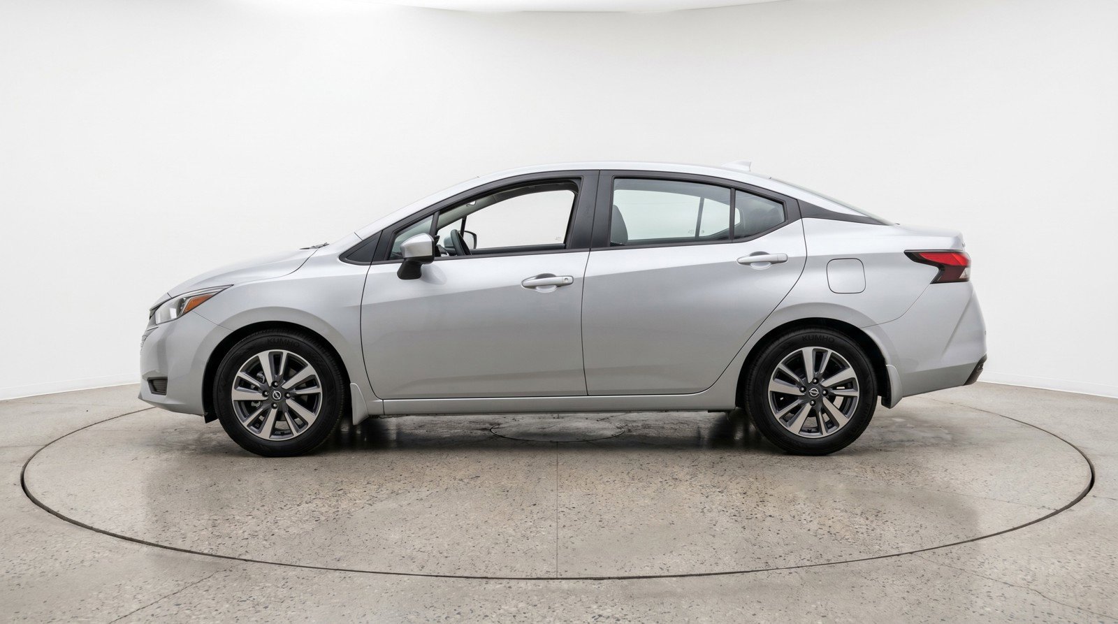 Used 2025 Nissan Versa SV image 5