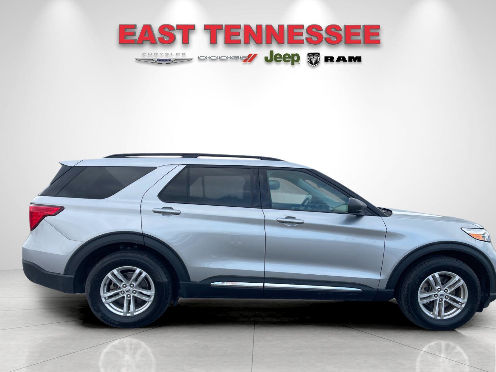 Used 2023 Ford Explorer XLT RWD image 2