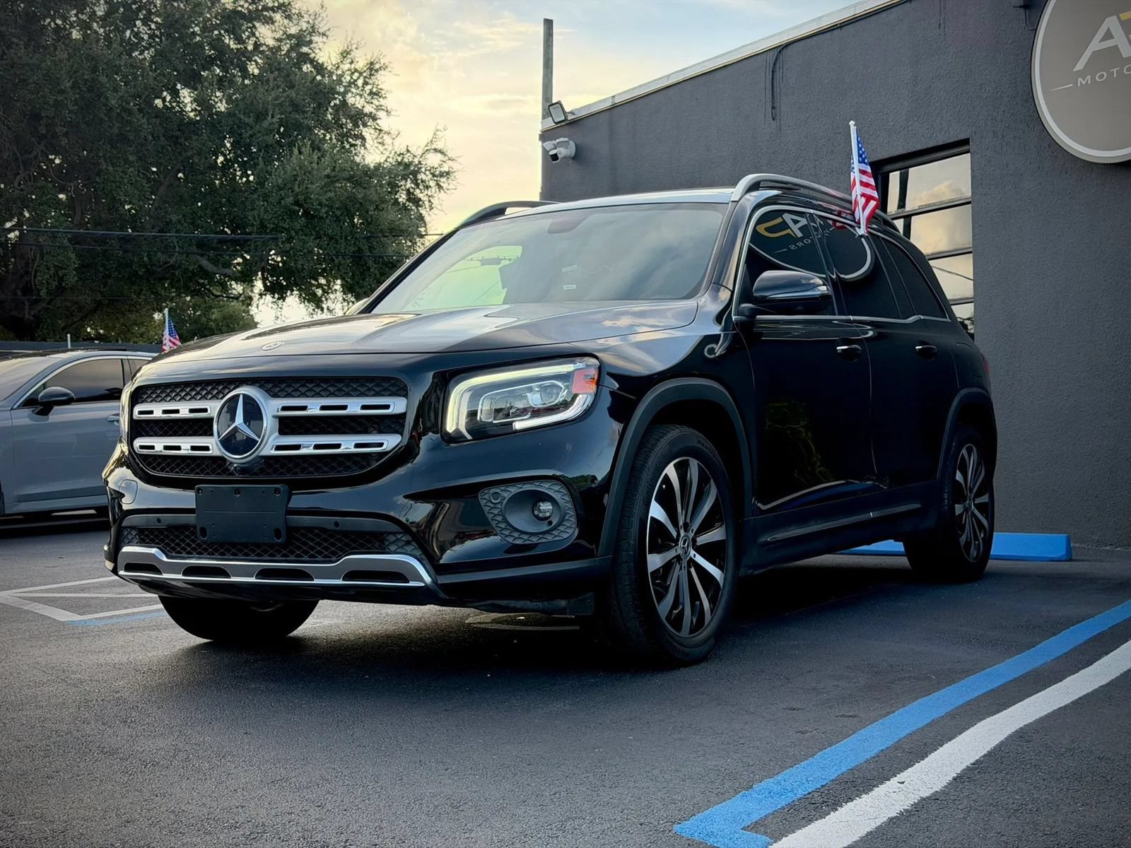 Used 2022 Mercedes-Benz GLB 250 w/ Premium Package image 4