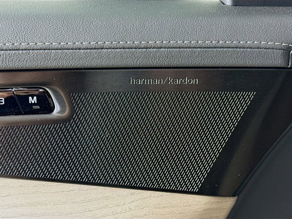 Used 2025 Volvo XC90 B5 Plus w/ Protection Package image 19