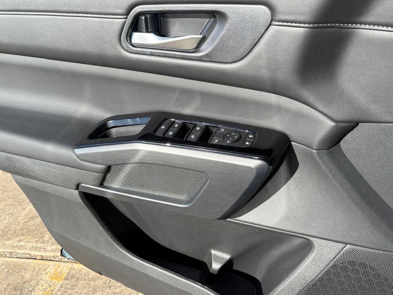New 2026 Nissan Pathfinder SL FWD image 15