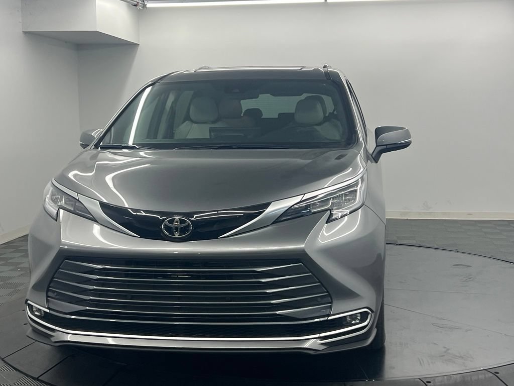 Used 2026 Toyota Sienna Limited FWD image 4