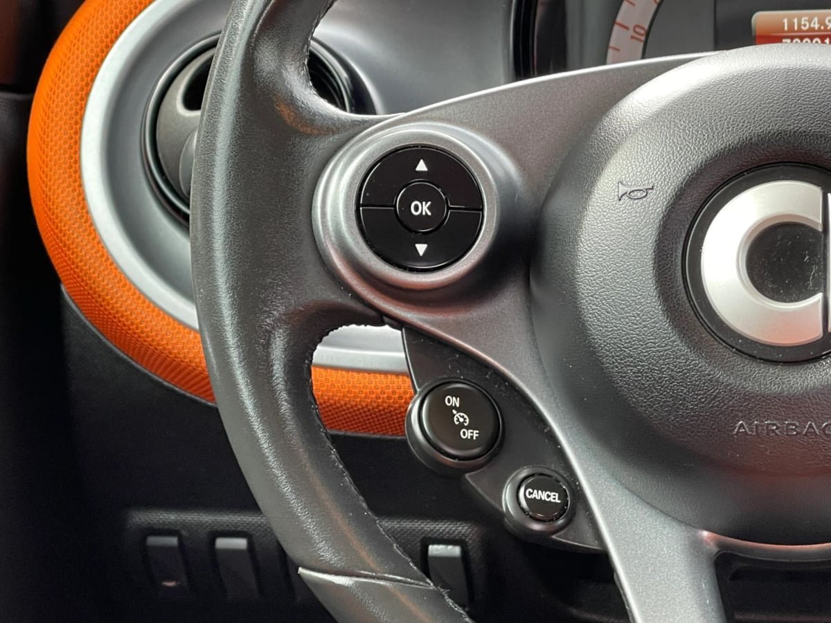 Used 2016 smart fortwo pure RWD image 13