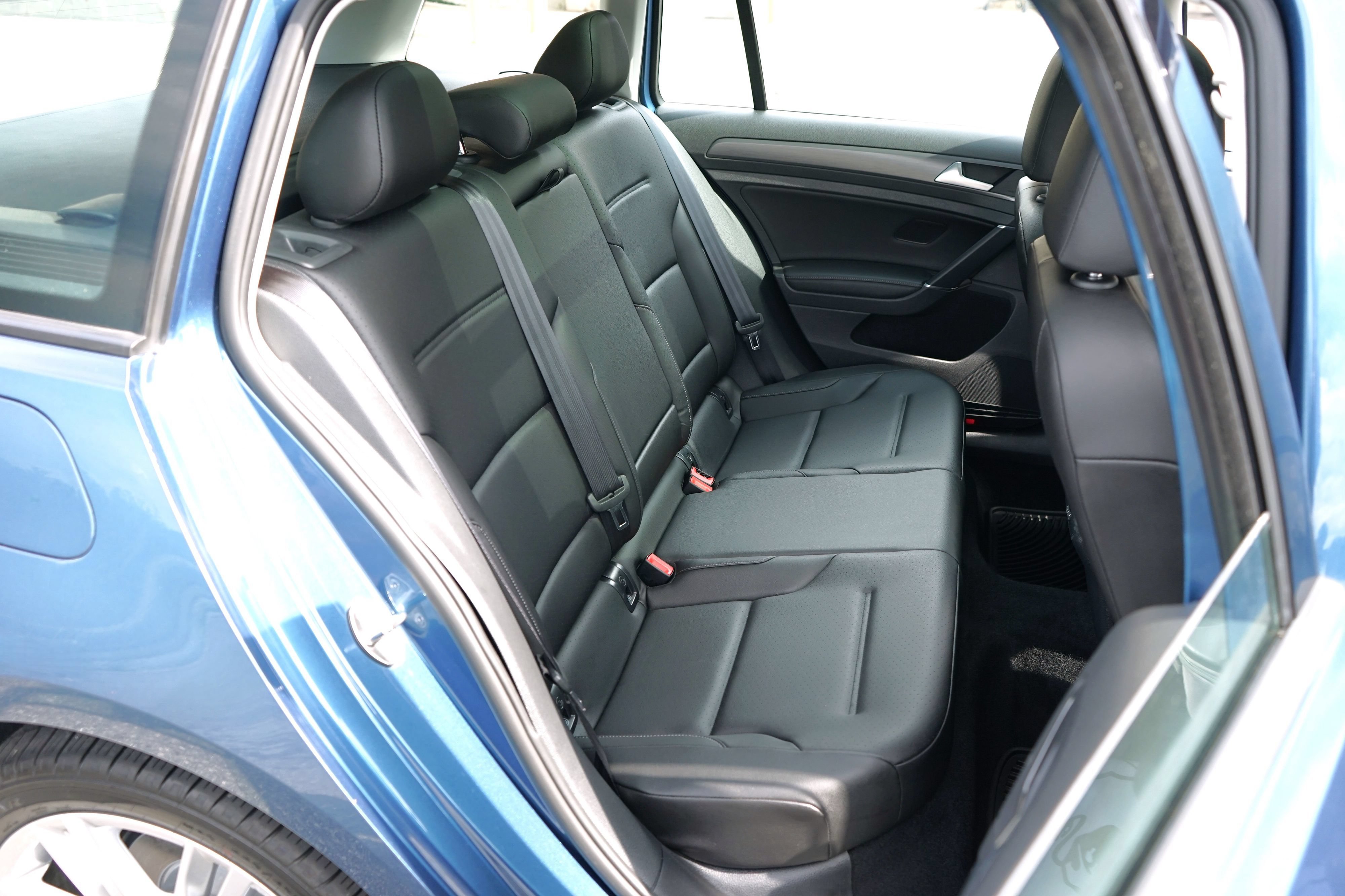 Used 2018 Volkswagen Golf SE FWD image 33