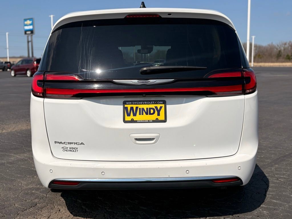 Used 2023 Chrysler Pacifica Touring-L FWD image 6