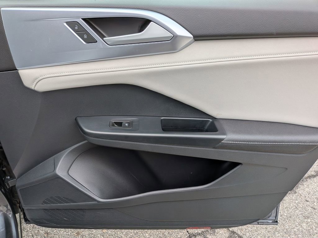 Used 2025 Volkswagen Taos SE w/ Panoramic Sunroof Package image 33