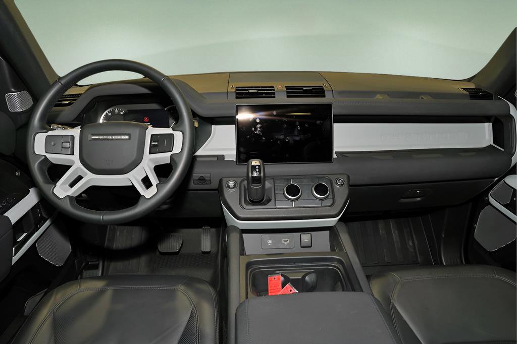 Used 2023 Land Rover Defender 130 SE image 2