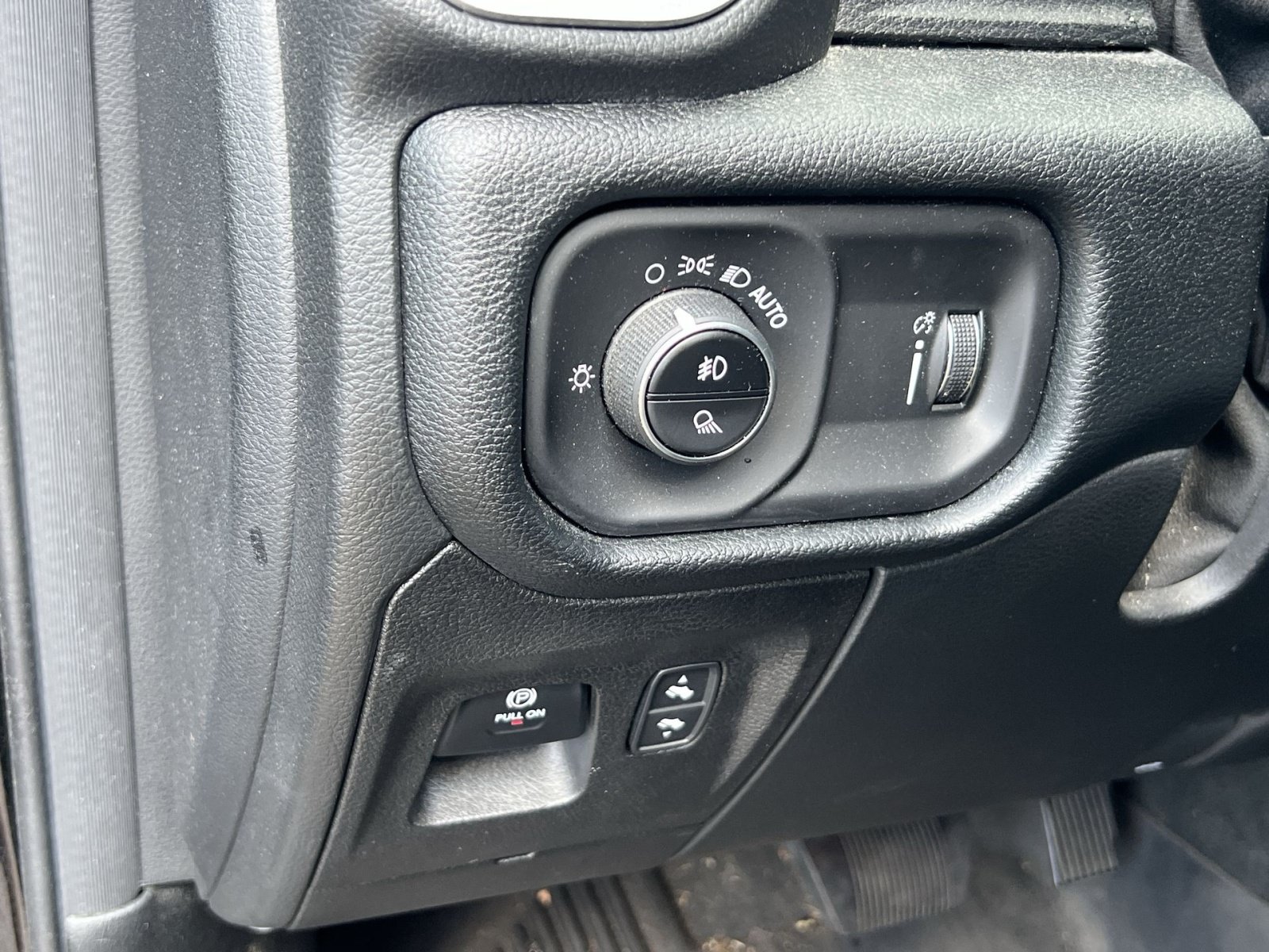 Used 2021 RAM 1500 4x4 Crew Cab image 27