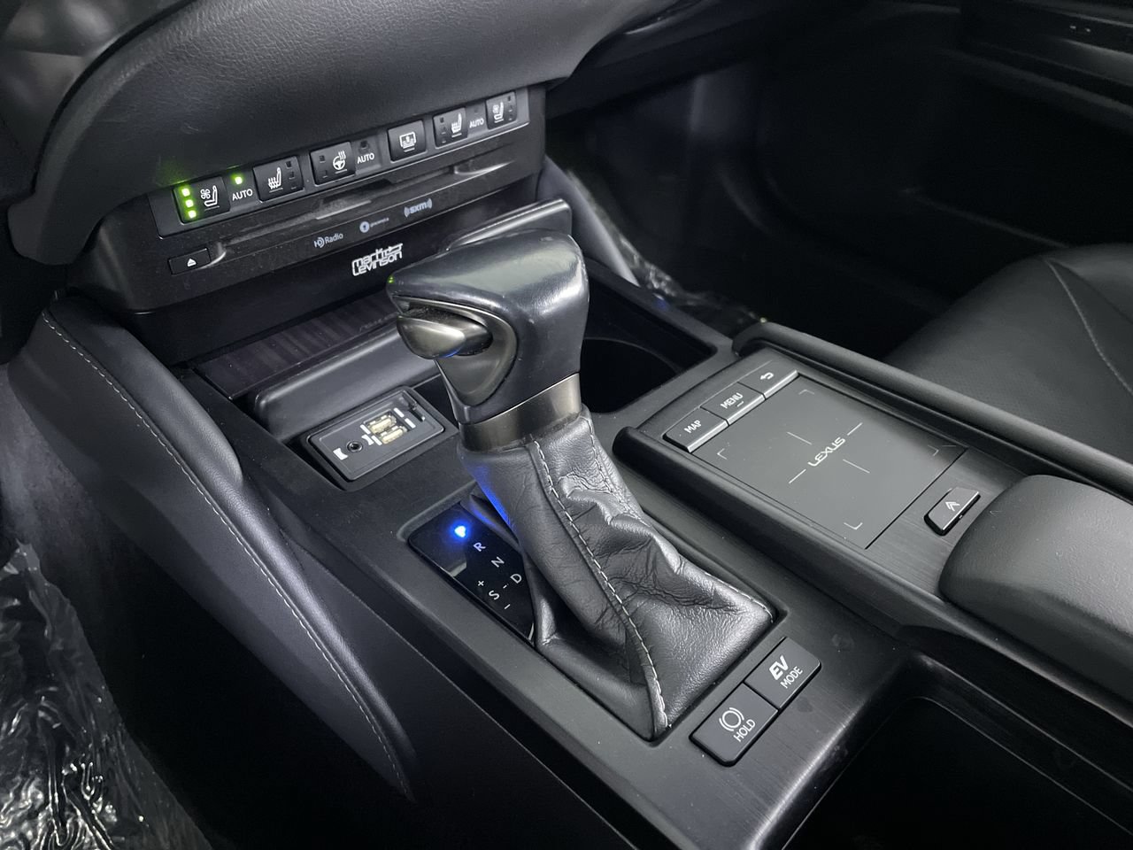 Used 2020 Lexus ES 300h Ultra Luxury w/ Accessory Package 2 FWD image 18