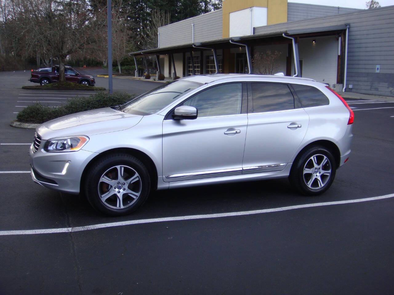 Used 2015 Volvo XC60 T6 AWD/4WD image 1