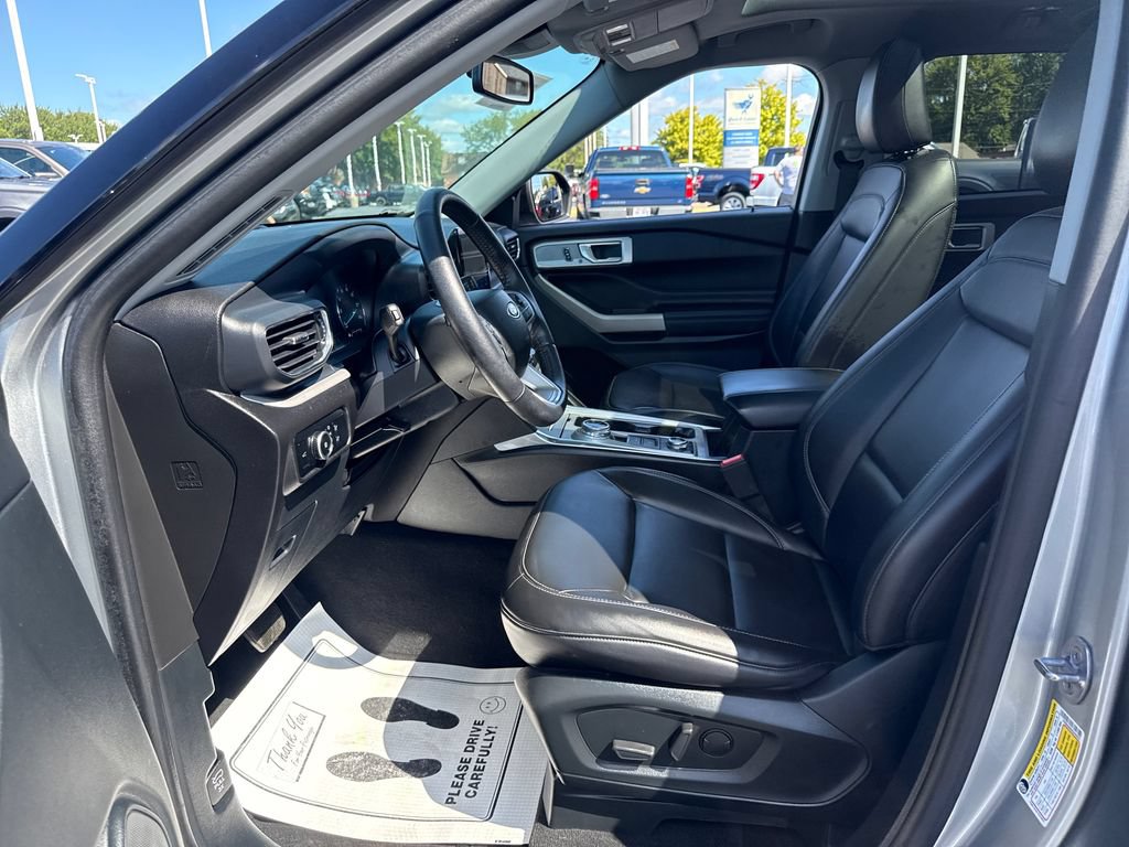 Used 2024 Ford Explorer XLT w/ Equipment Group 202A AWD/4WD image 31