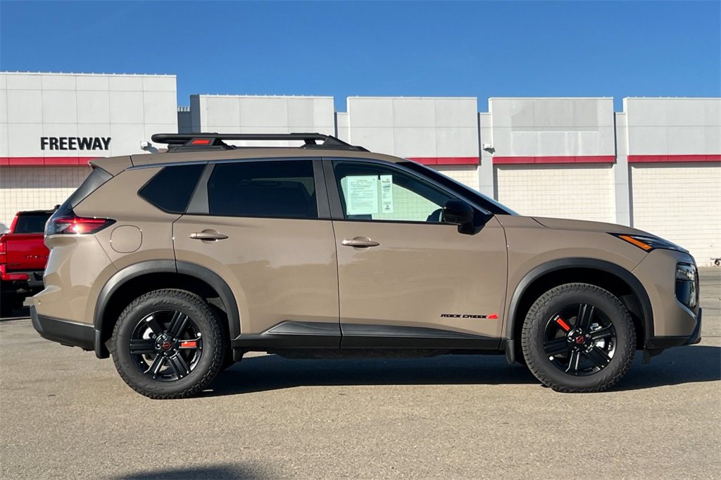 Used 2025 Nissan Rogue SV image 3