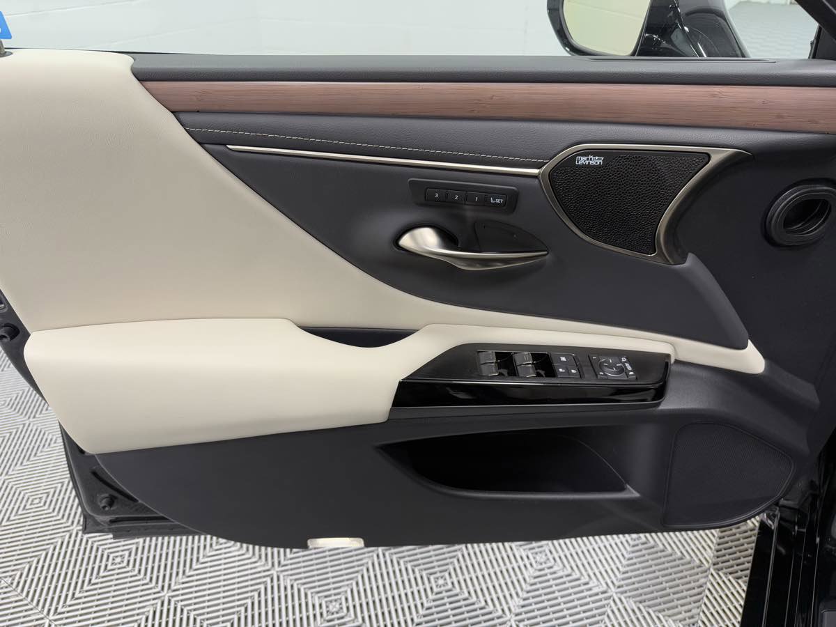 Used 2025 Lexus ES 350 Ultra Luxury image 10