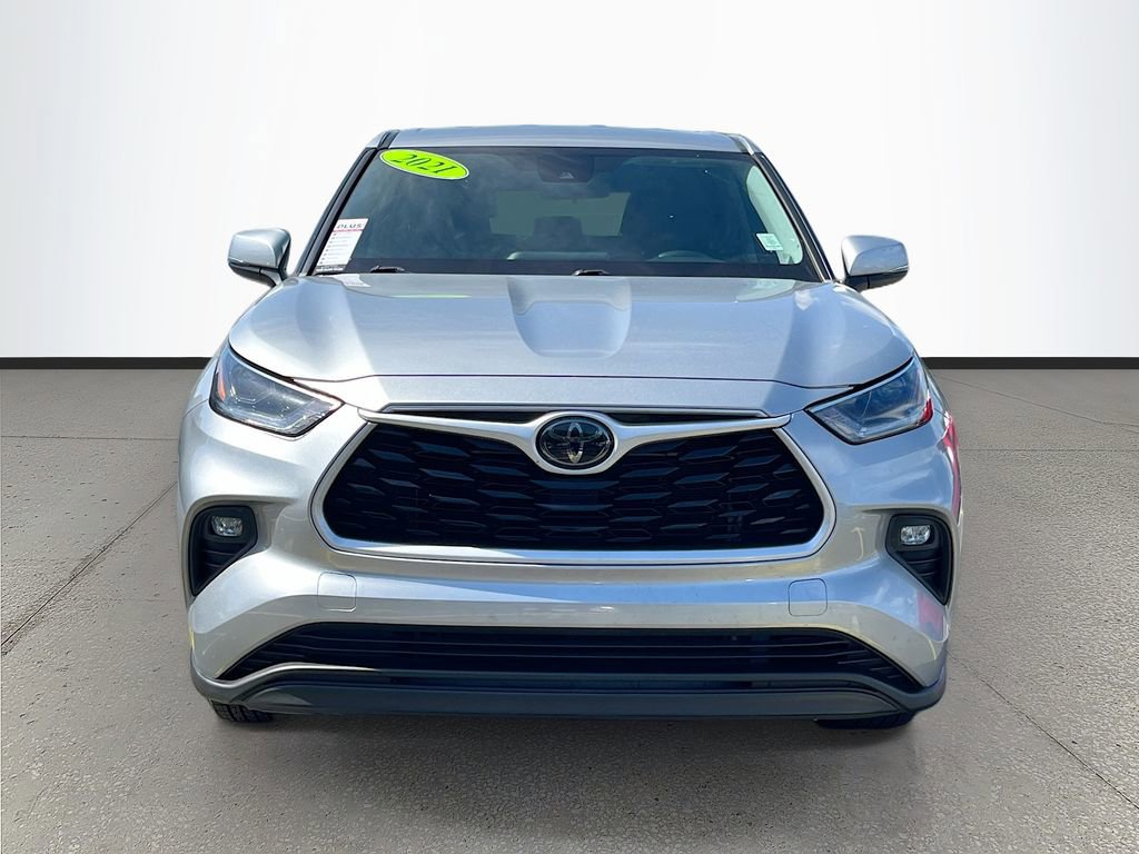 Used 2021 Toyota Highlander LE image 2