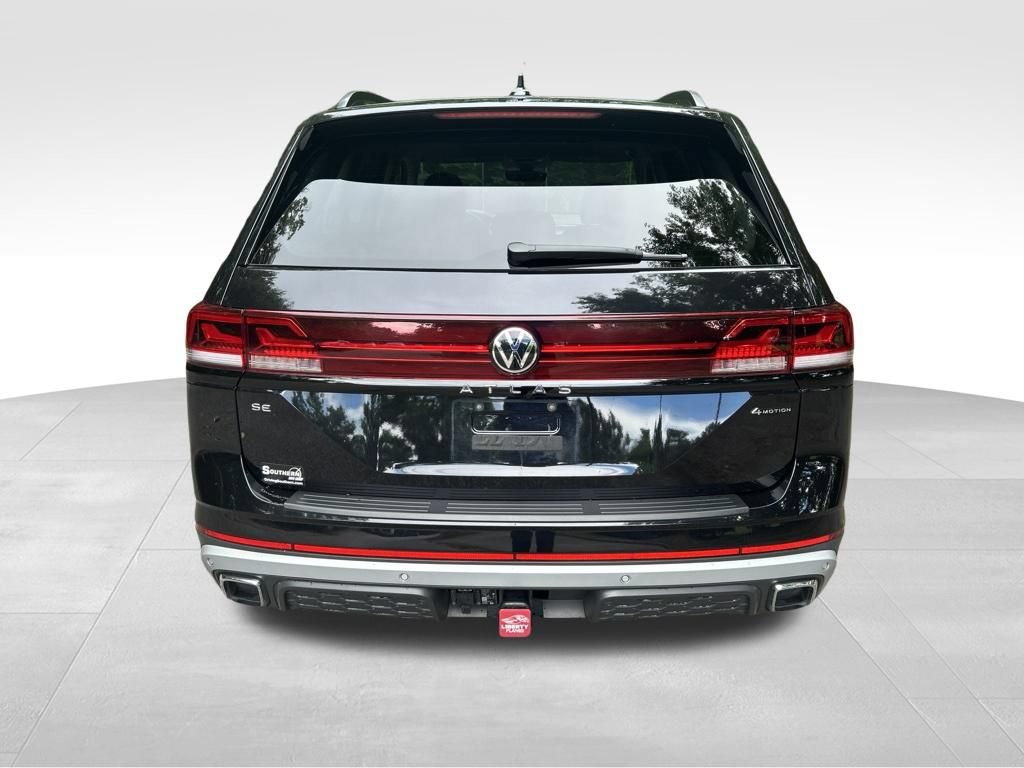Used 2024 Volkswagen Atlas Peak Edition SE AWD/4WD image 4