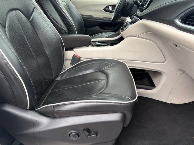Used 2023 Chrysler Pacifica Limited FWD image 21
