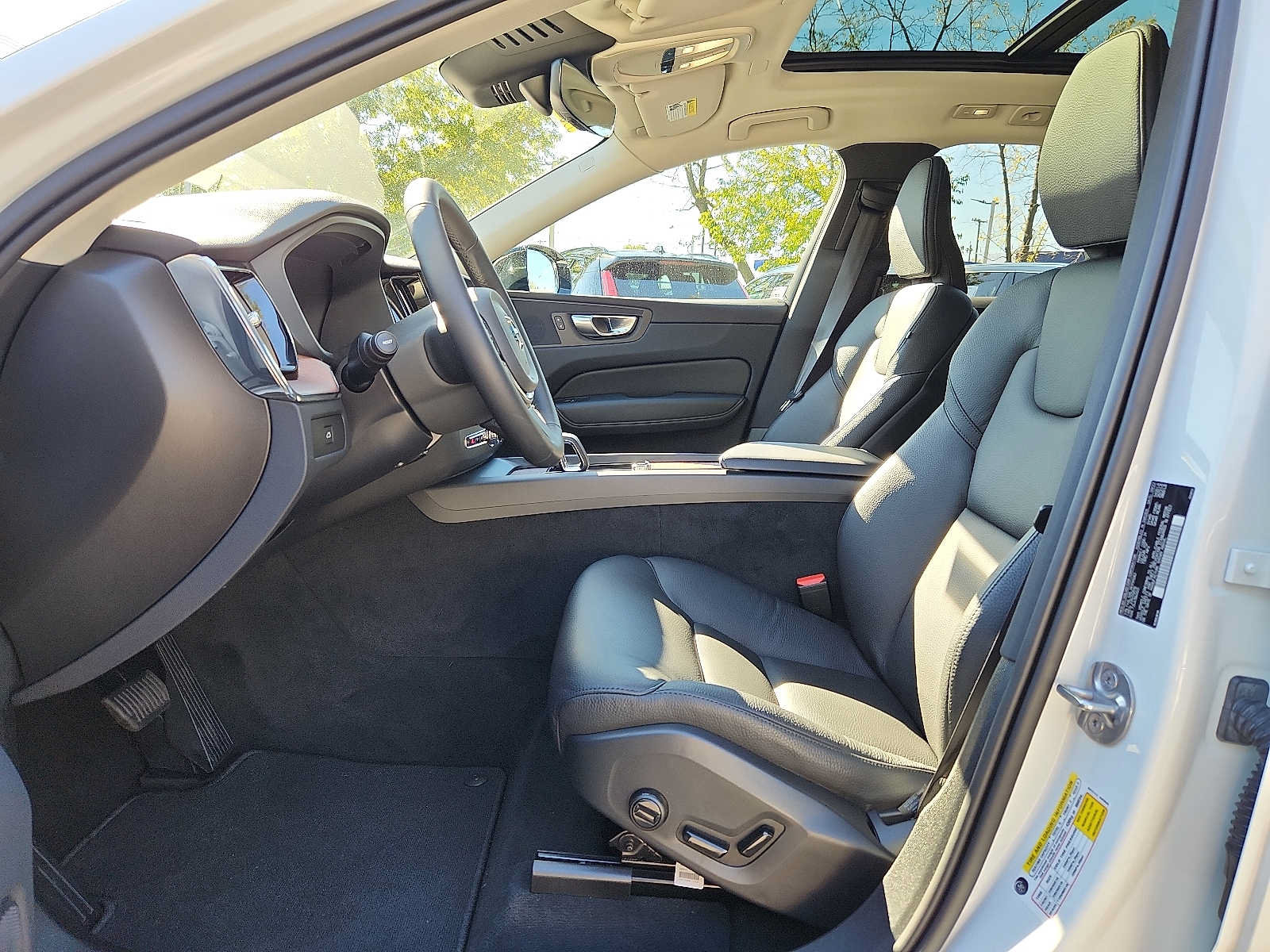 Certified 2024 Volvo XC60 B5 Plus w/ Climate Package AWD/4WD image 13