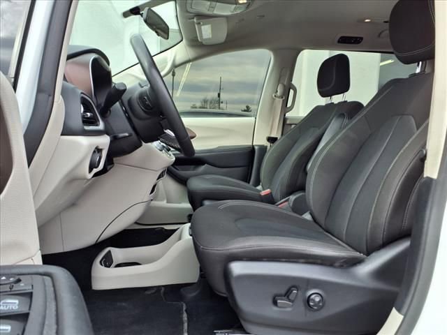 Used 2022 Chrysler Voyager LX FWD image 13