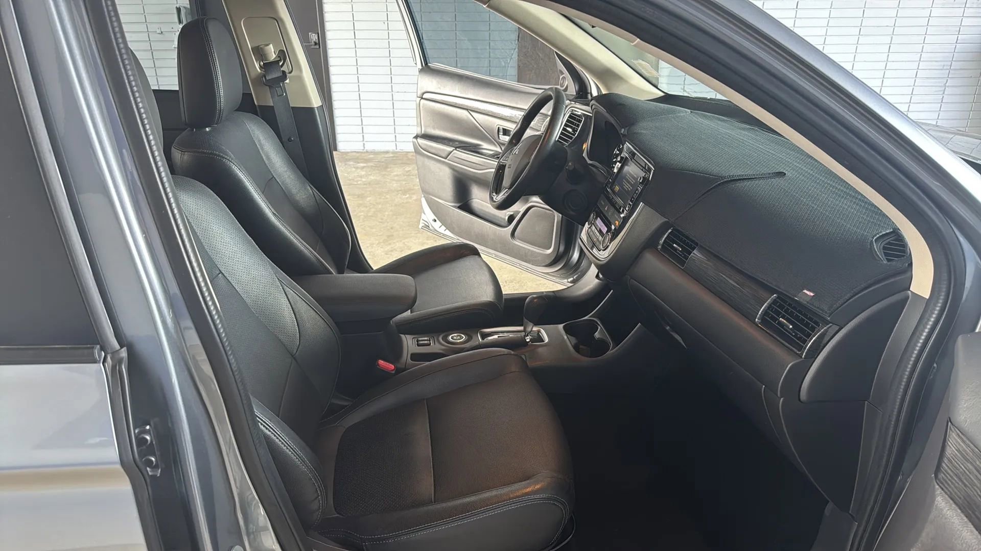 Used 2016 Mitsubishi Outlander SEL AWD/4WD image 14