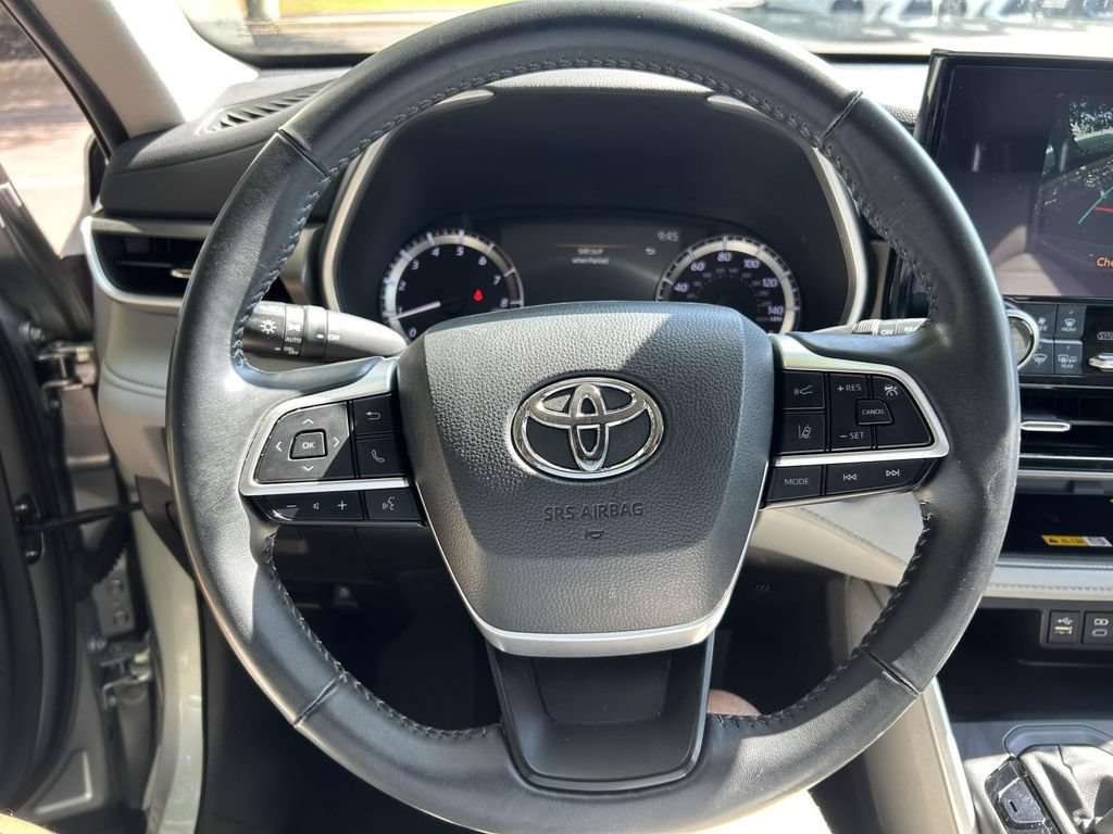 Used 2023 Toyota Highlander XLE FWD image 21