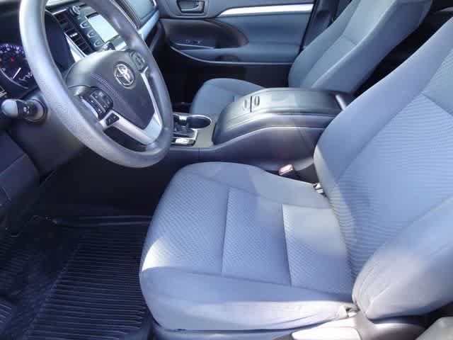 Used 2019 Toyota Highlander LE AWD/4WD image 6