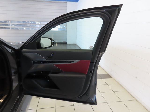 Used 2025 BMW 740i image 38