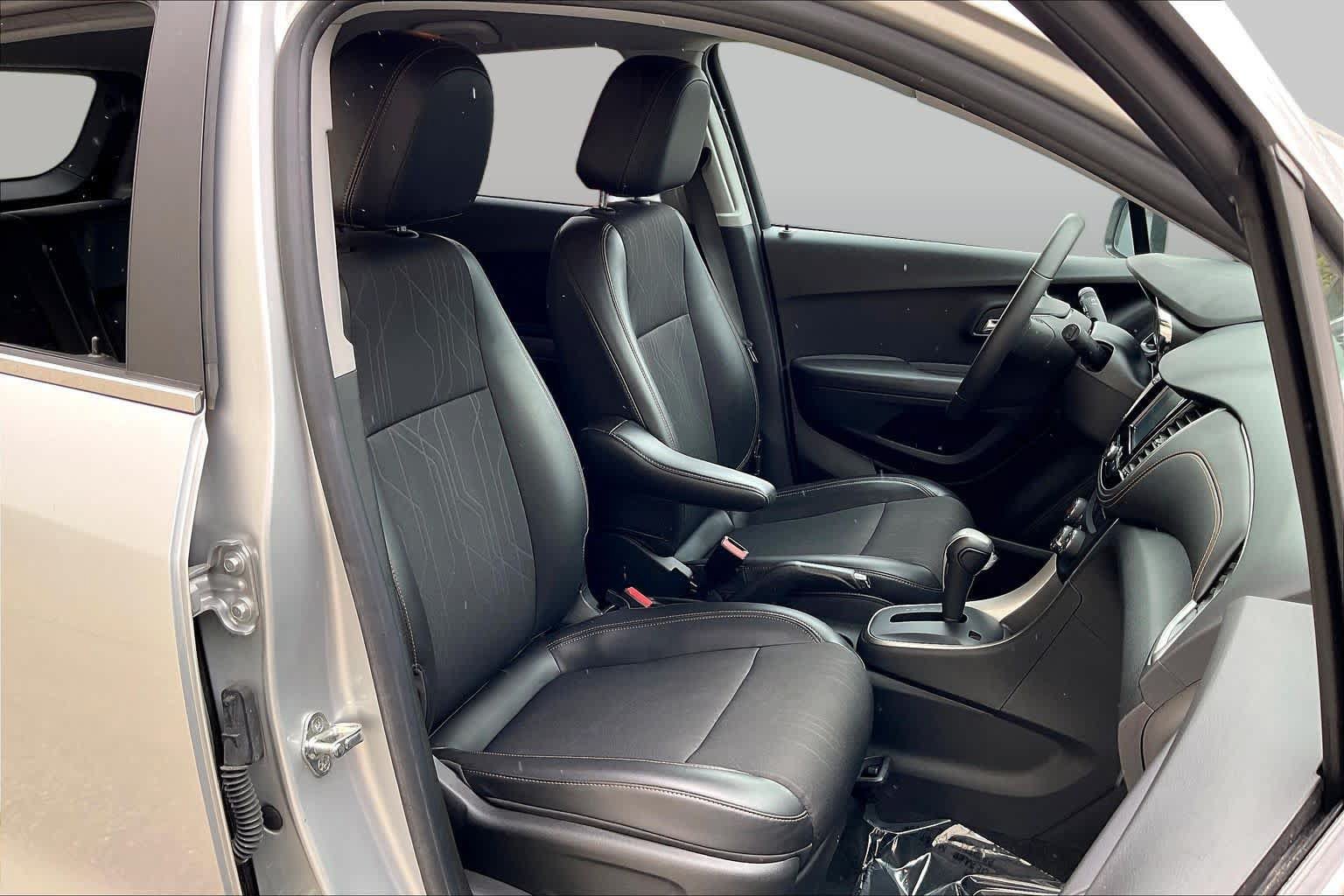Used 2017 Chevrolet Trax LT w/ LT Convenience Package FWD image 7