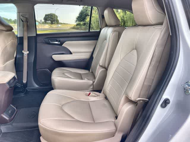 Used 2022 Toyota Highlander XLE AWD/4WD image 14