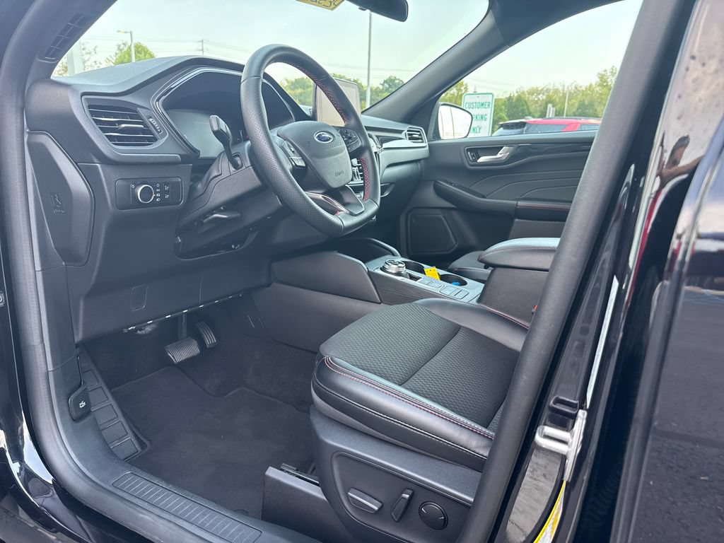 Used 2025 Ford Escape ST-Line FWD image 11