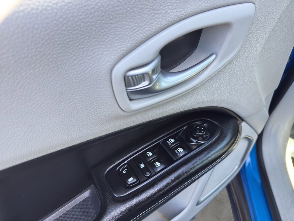 Used 2018 Jeep Compass Latitude AWD/4WD image 13