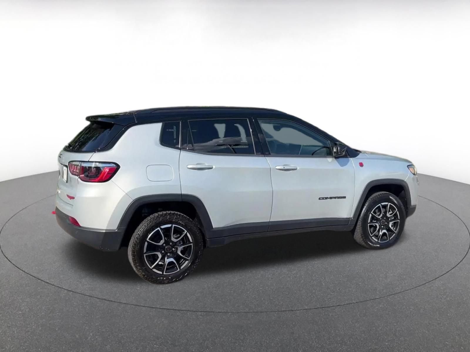 Used 2025 Jeep Compass Trailhawk AWD/4WD image 12