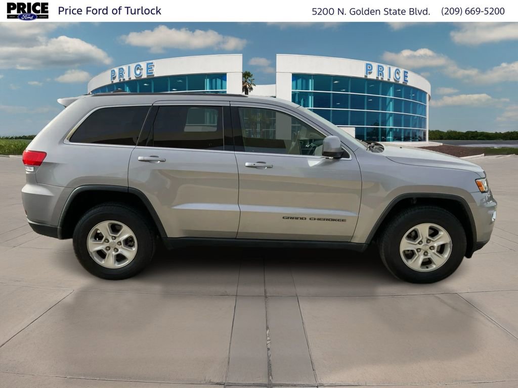 Used 2017 Jeep Grand Cherokee Laredo image 4