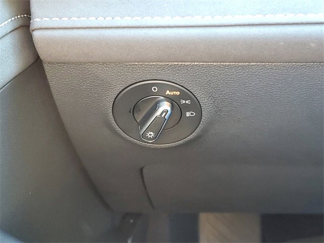 Certified 2025 Volkswagen Taos SE image 35