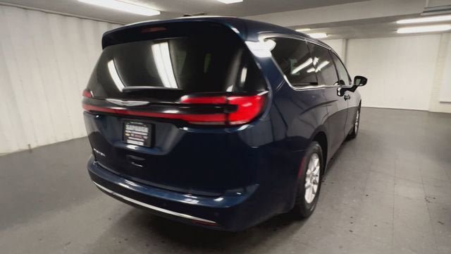 Used 2023 Chrysler Pacifica Touring-L FWD image 8