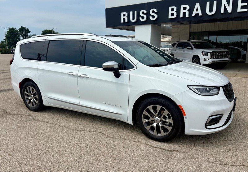 Used 2025 Chrysler Pacifica Pinnacle FWD image 2