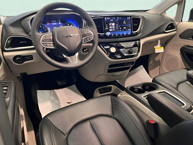 Used 2024 Chrysler Pacifica Touring-L image 25