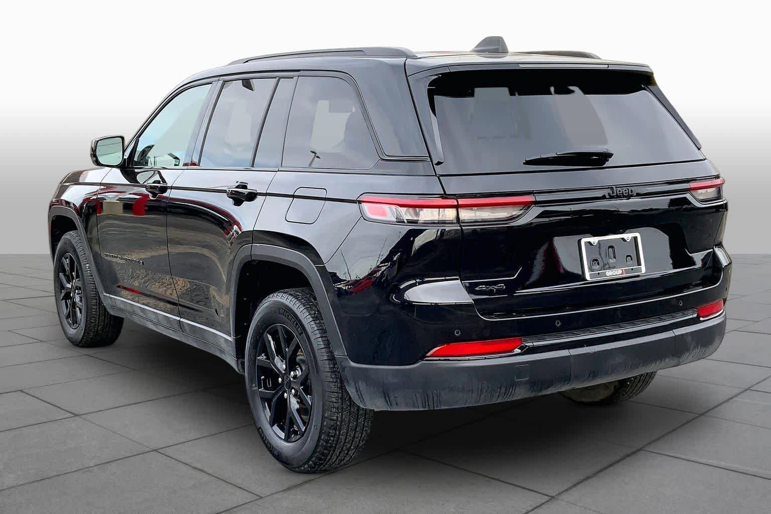 Used 2025 Jeep Grand Cherokee Altitude AWD/4WD image 12