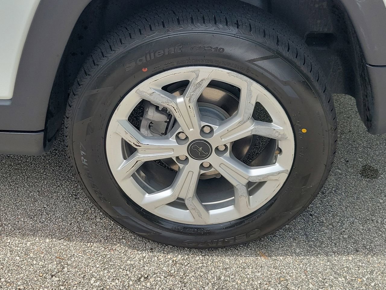 Used 2025 Jeep Compass Latitude w/ Sun & Sound Group AWD/4WD image 5