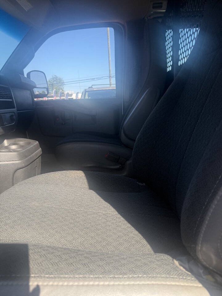 Used 2025 Chevrolet Express 2500 w/ Driver Convenience Package RWD image 4