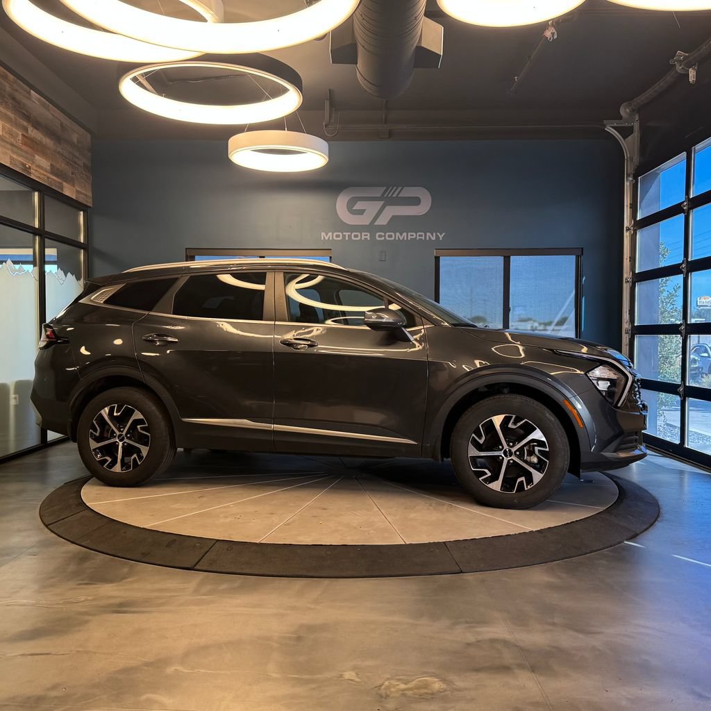 Used 2023 Kia Sportage EX AWD/4WD image 2