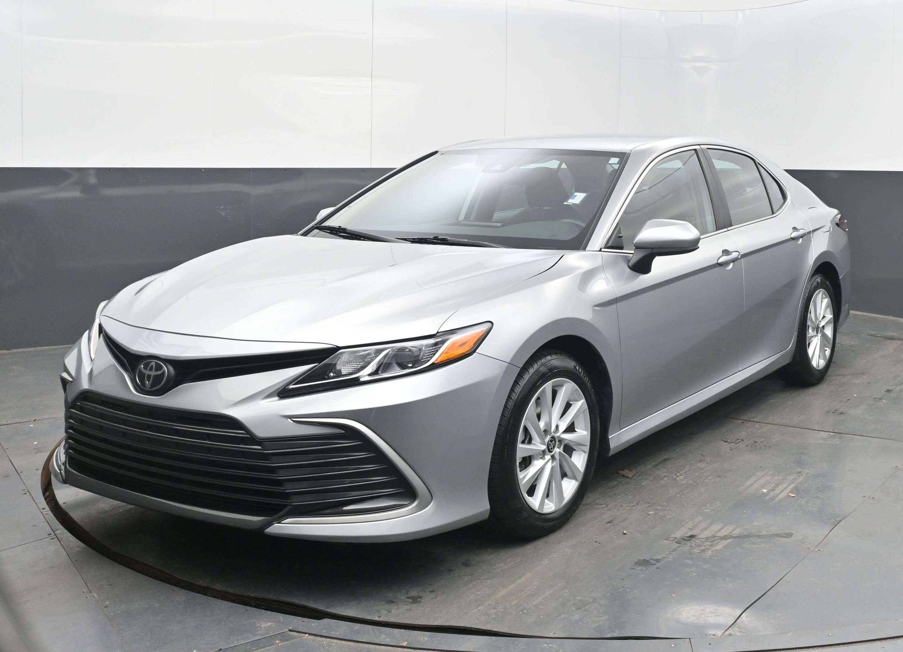 Used 2024 Toyota Camry LE image 4