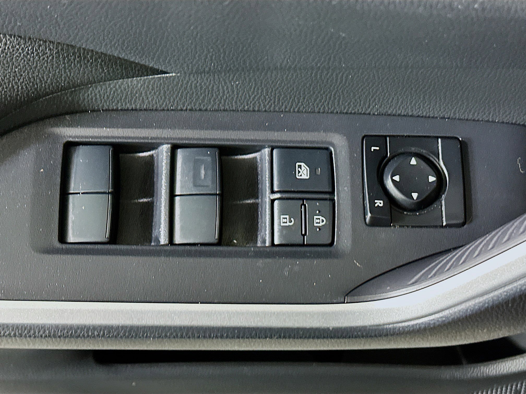Used 2025 Toyota RAV4 LE AWD/4WD image 14