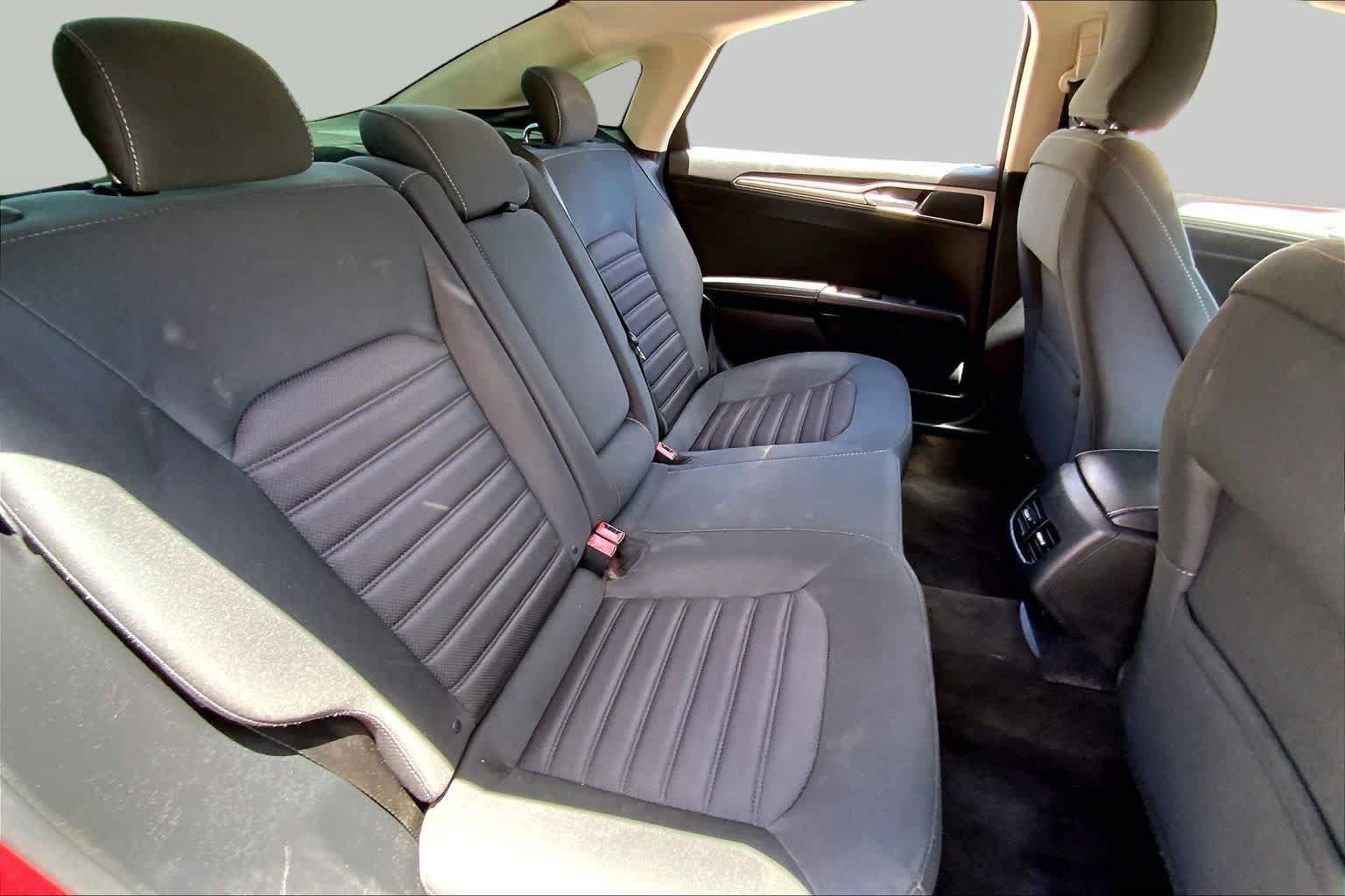 Used 2018 Ford Fusion SE w/ Fusion SE Technology Package FWD image 18