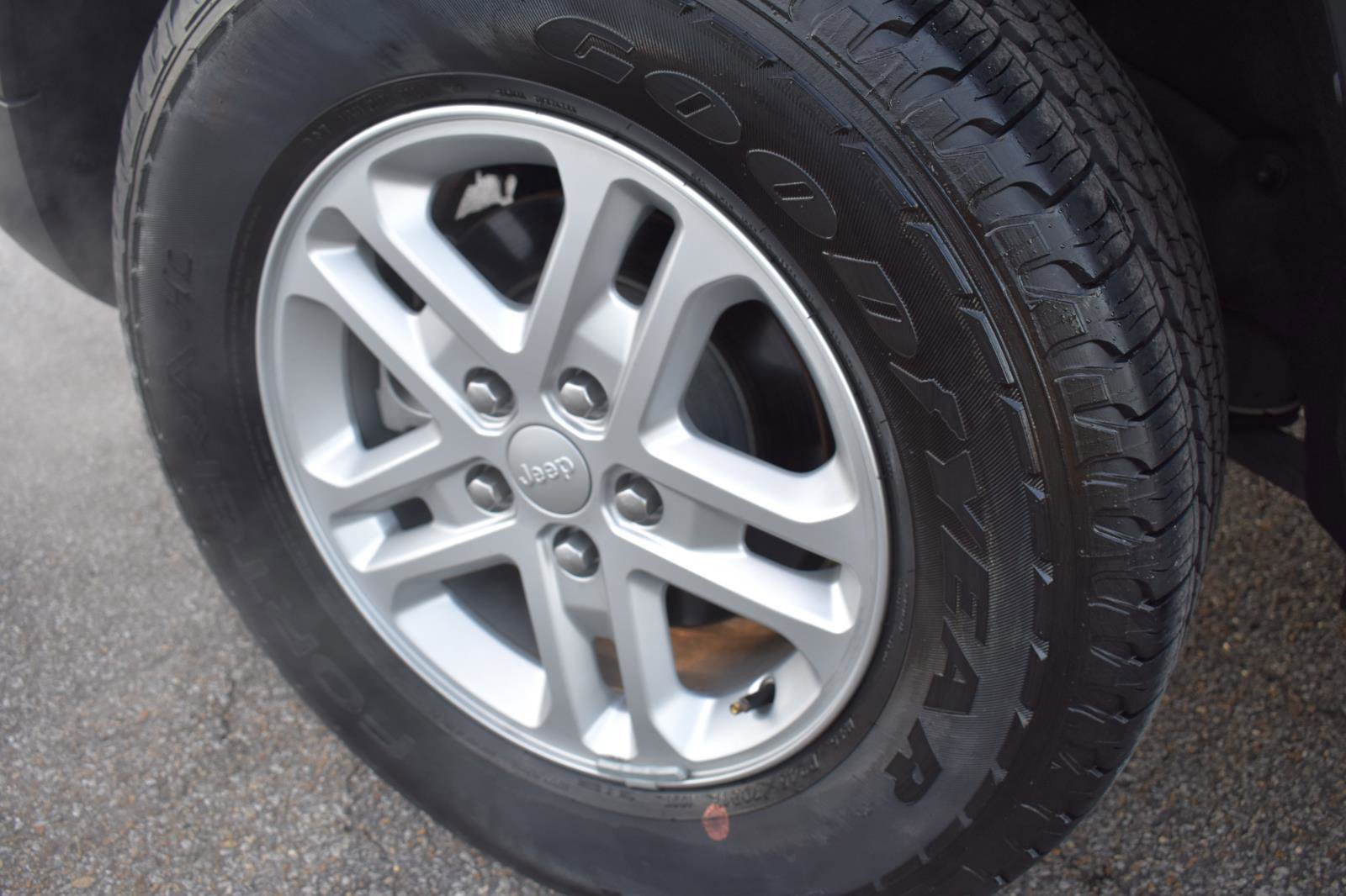 Used 2024 Jeep Grand Cherokee Laredo w/ Trailer Tow Package image 12