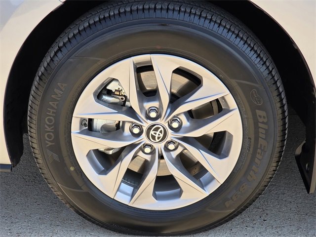 Used 2025 Toyota Sienna XLE image 8