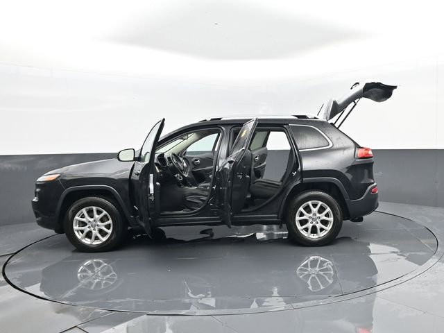 Used 2016 Jeep Cherokee Latitude w/ Cold Weather Group AWD/4WD image 30