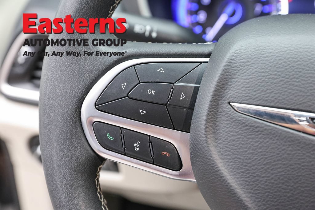 Used 2023 Chrysler Pacifica Touring-L FWD image 15