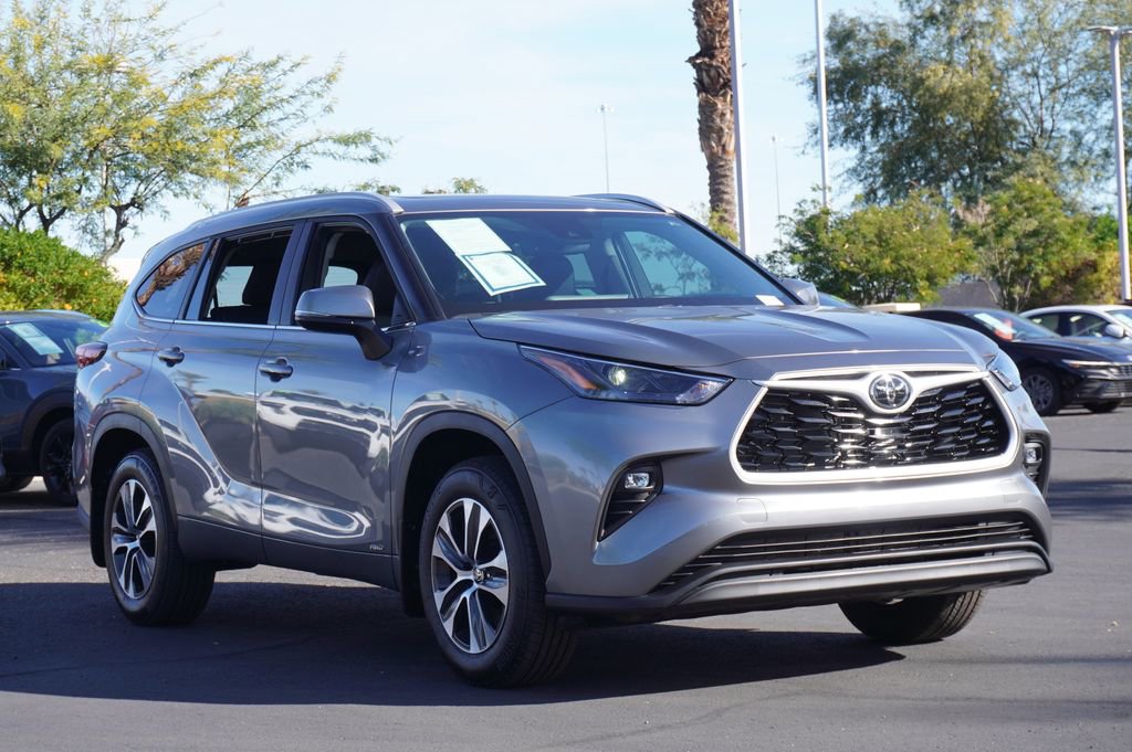 Used 2025 Toyota Highlander XLE image 4
