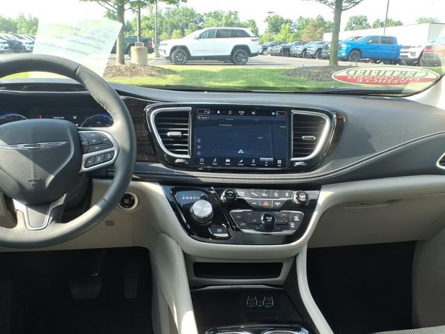 Used 2022 Chrysler Pacifica Limited FWD image 11
