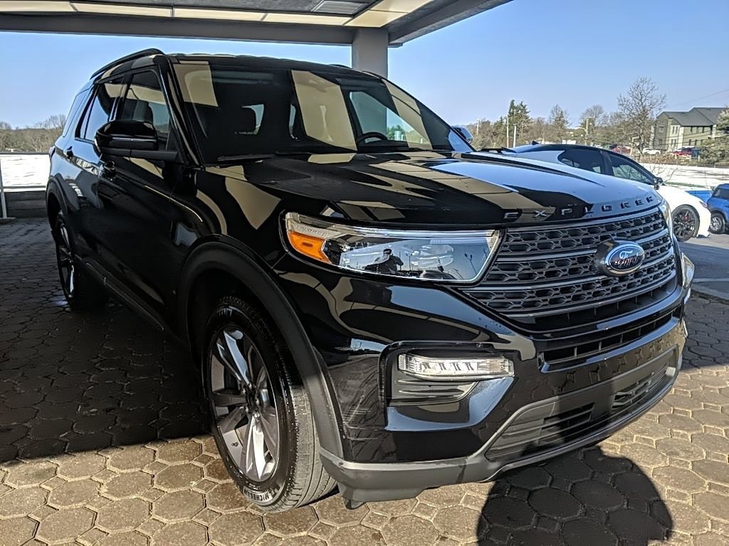Used 2024 Ford Explorer XLT w/ Equipment Group 202A image 4